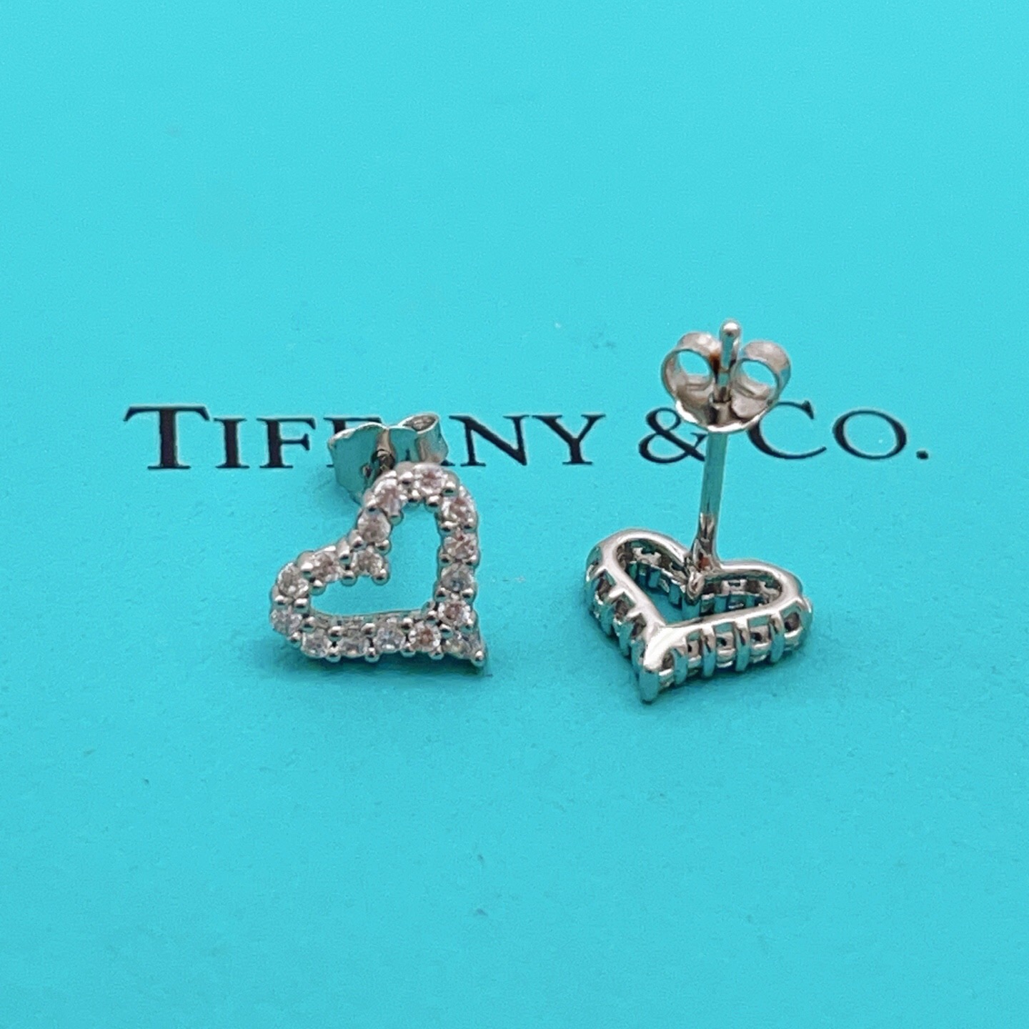 【Tiffany*帝芙尼最新款🆕🆕银色满钻镂空爱心耳钉】一致官网黄铜材质，非常的上镜‼️设计很特别值得入