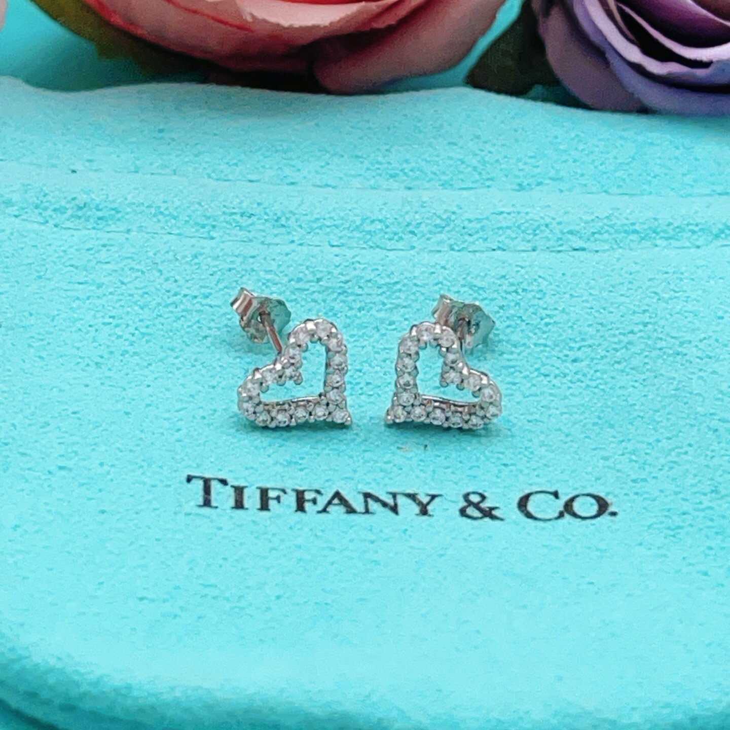 【Tiffany*帝芙尼最新款🆕🆕银色满钻镂空爱心耳钉】一致官网黄铜材质，非常的上镜‼️设计很特别值得入