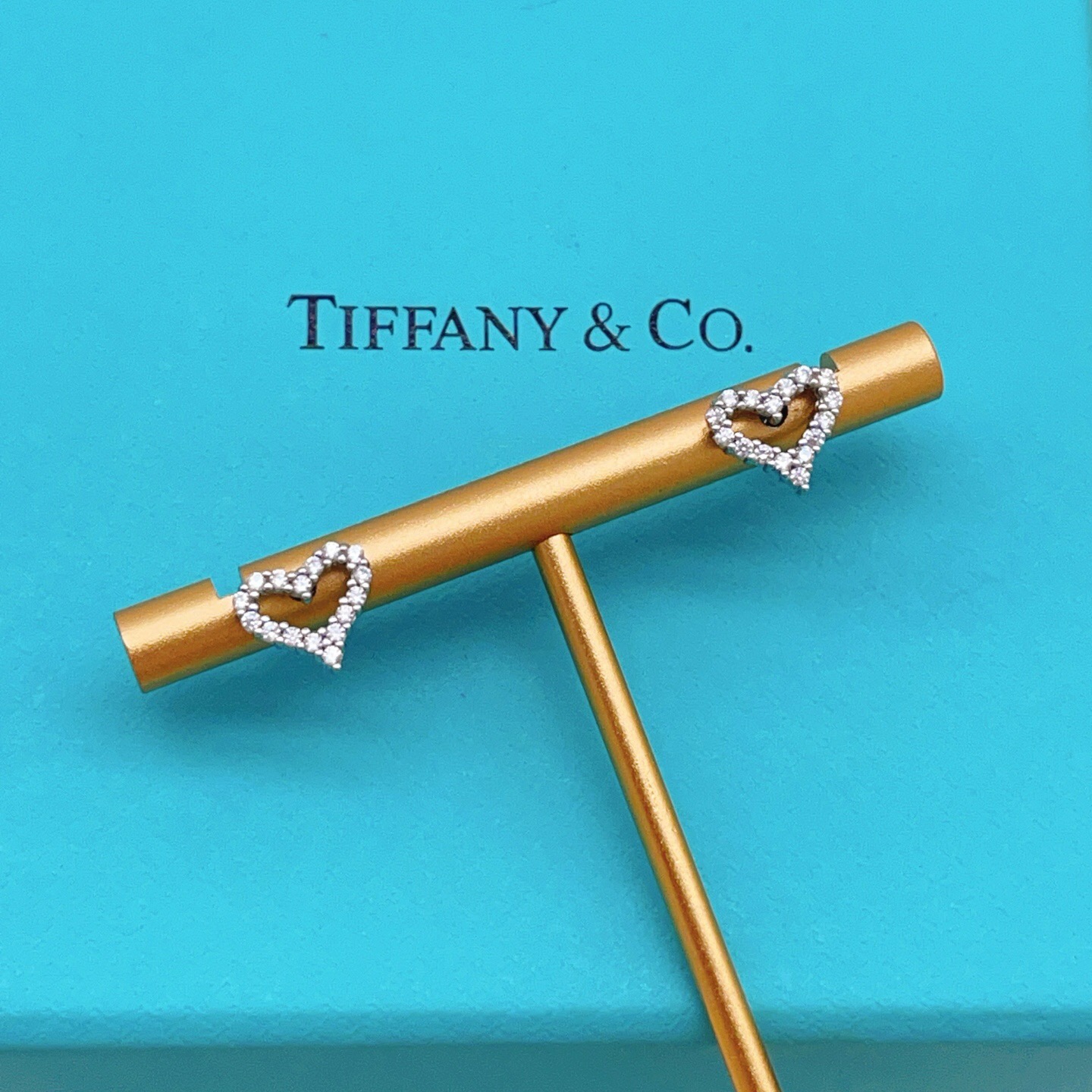 【Tiffany*帝芙尼最新款🆕🆕银色满钻镂空爱心耳钉】一致官网黄铜材质，非常的上镜‼️设计很特别值得入