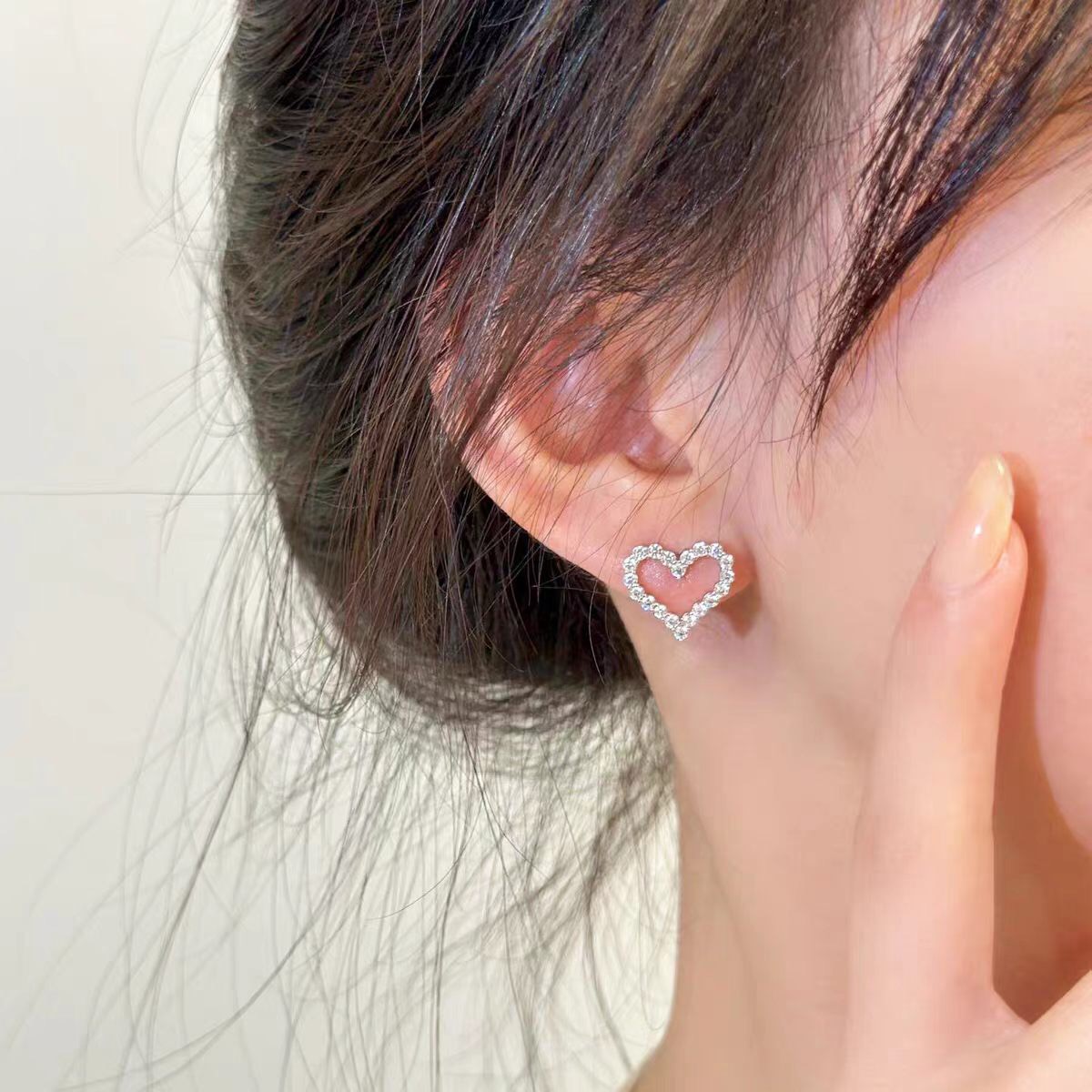 【Tiffany*帝芙尼最新款🆕🆕银色满钻镂空爱心耳钉】一致官网黄铜材质，非常的上镜‼️设计很特别值得入
