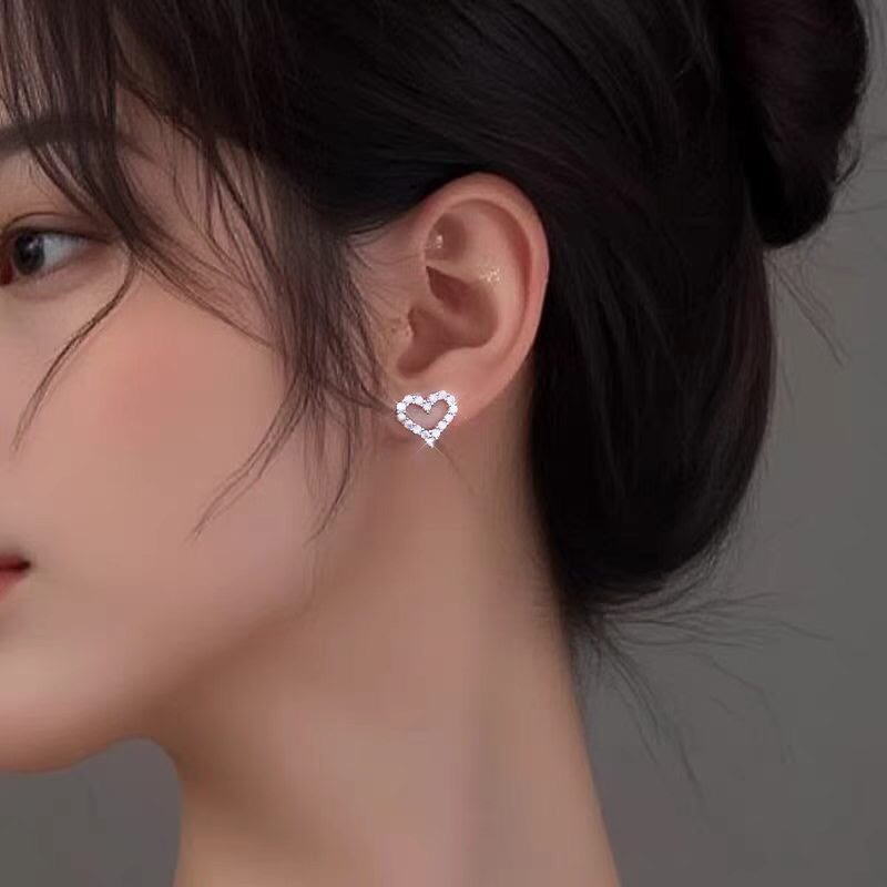 【Tiffany*帝芙尼最新款🆕🆕银色满钻镂空爱心耳钉】一致官网黄铜材质，非常的上镜‼️设计很特别值得入