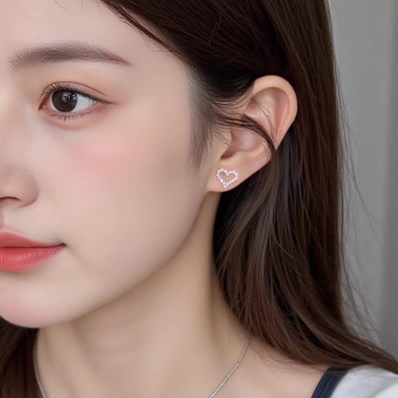 【Tiffany*帝芙尼最新款🆕🆕银色满钻镂空爱心耳钉】一致官网黄铜材质，非常的上镜‼️设计很特别值得入