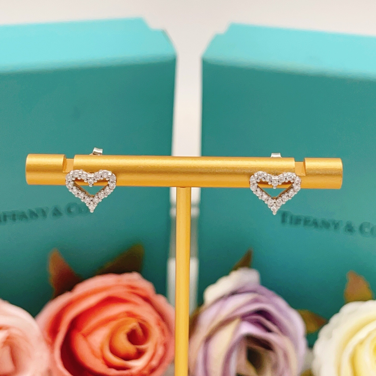 【Tiffany*帝芙尼最新款🆕🆕银色满钻镂空爱心耳钉】一致官网黄铜材质，非常的上镜‼️设计很特别值得入