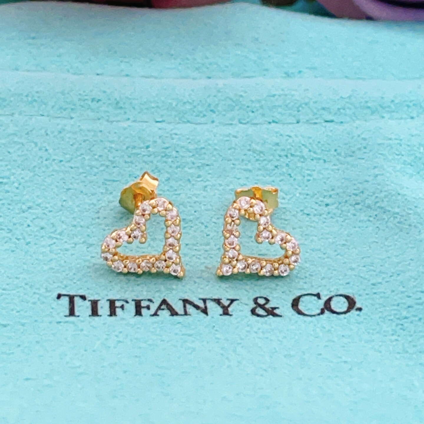【Tiffany*帝芙尼最新款🆕🆕金色满钻镂空爱心耳钉】一致官网黄铜材质，非常的上镜‼️设计很特别值得入