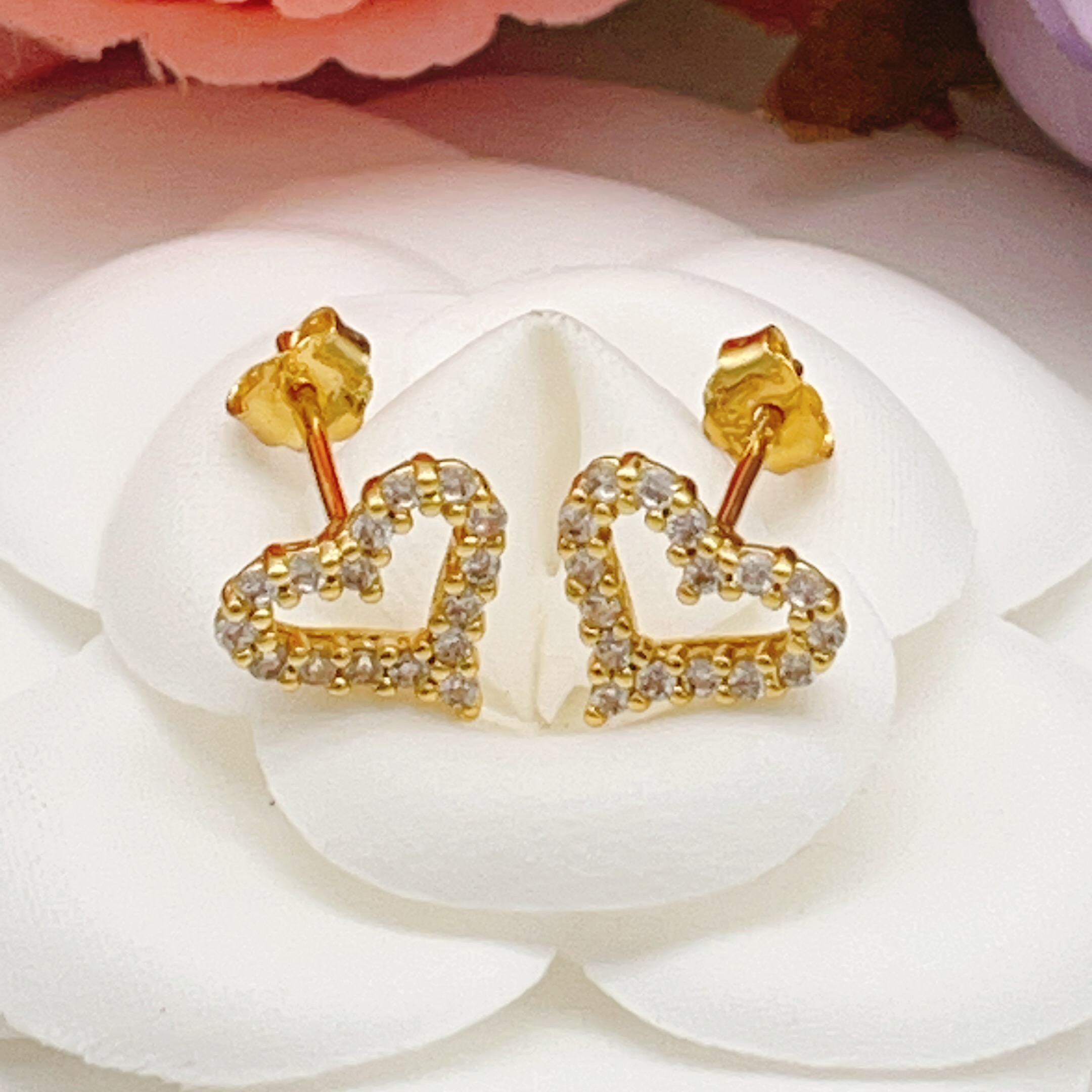 【Tiffany*帝芙尼最新款🆕🆕金色满钻镂空爱心耳钉】一致官网黄铜材质，非常的上镜‼️设计很特别值得入