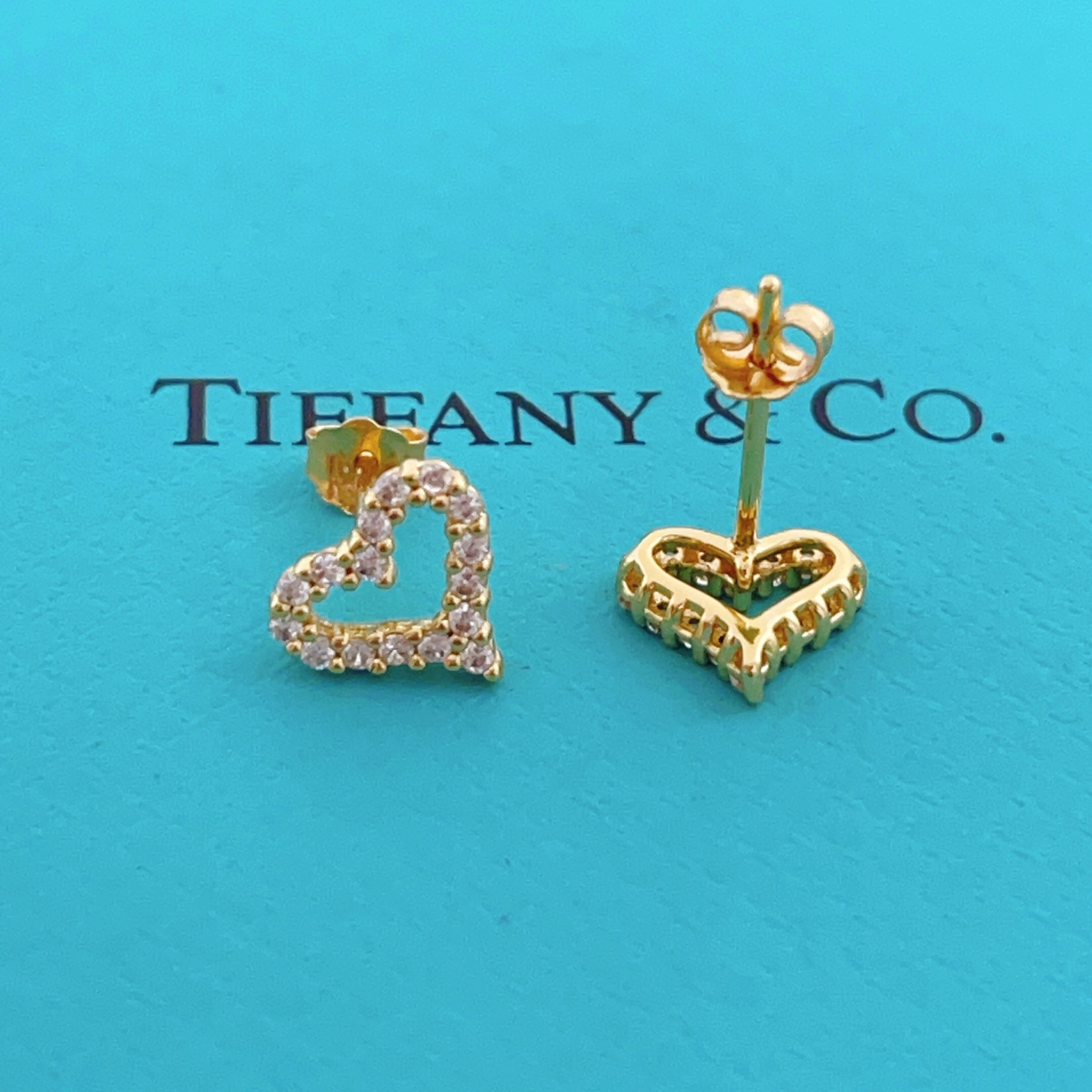 【Tiffany*帝芙尼最新款🆕🆕金色满钻镂空爱心耳钉】一致官网黄铜材质，非常的上镜‼️设计很特别值得入