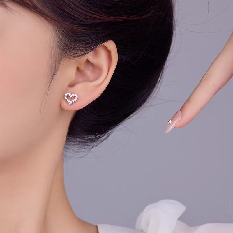 【Tiffany*帝芙尼最新款🆕🆕金色满钻镂空爱心耳钉】一致官网黄铜材质，非常的上镜‼️设计很特别值得入