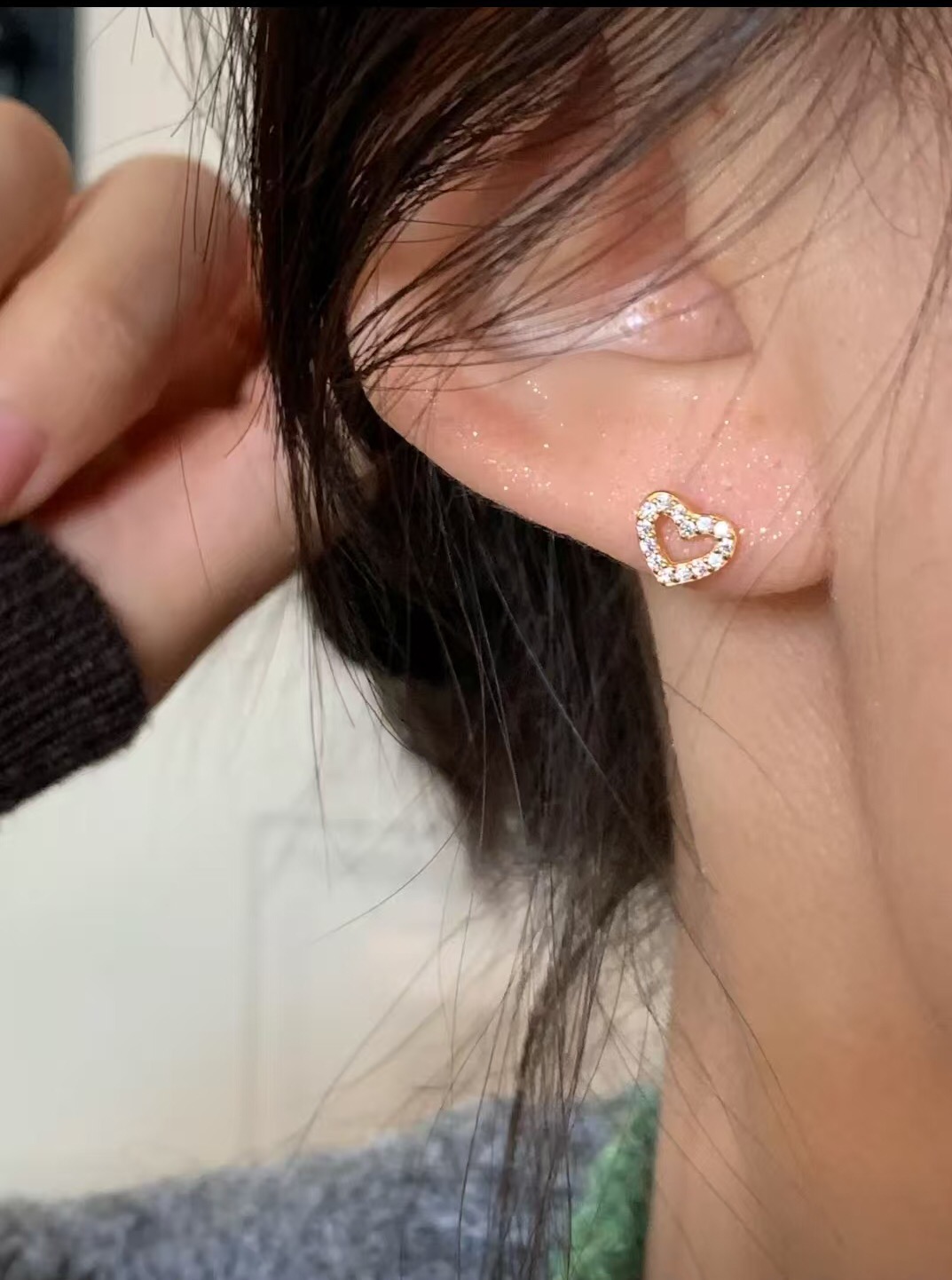 【Tiffany*帝芙尼最新款🆕🆕金色满钻镂空爱心耳钉】一致官网黄铜材质，非常的上镜‼️设计很特别值得入