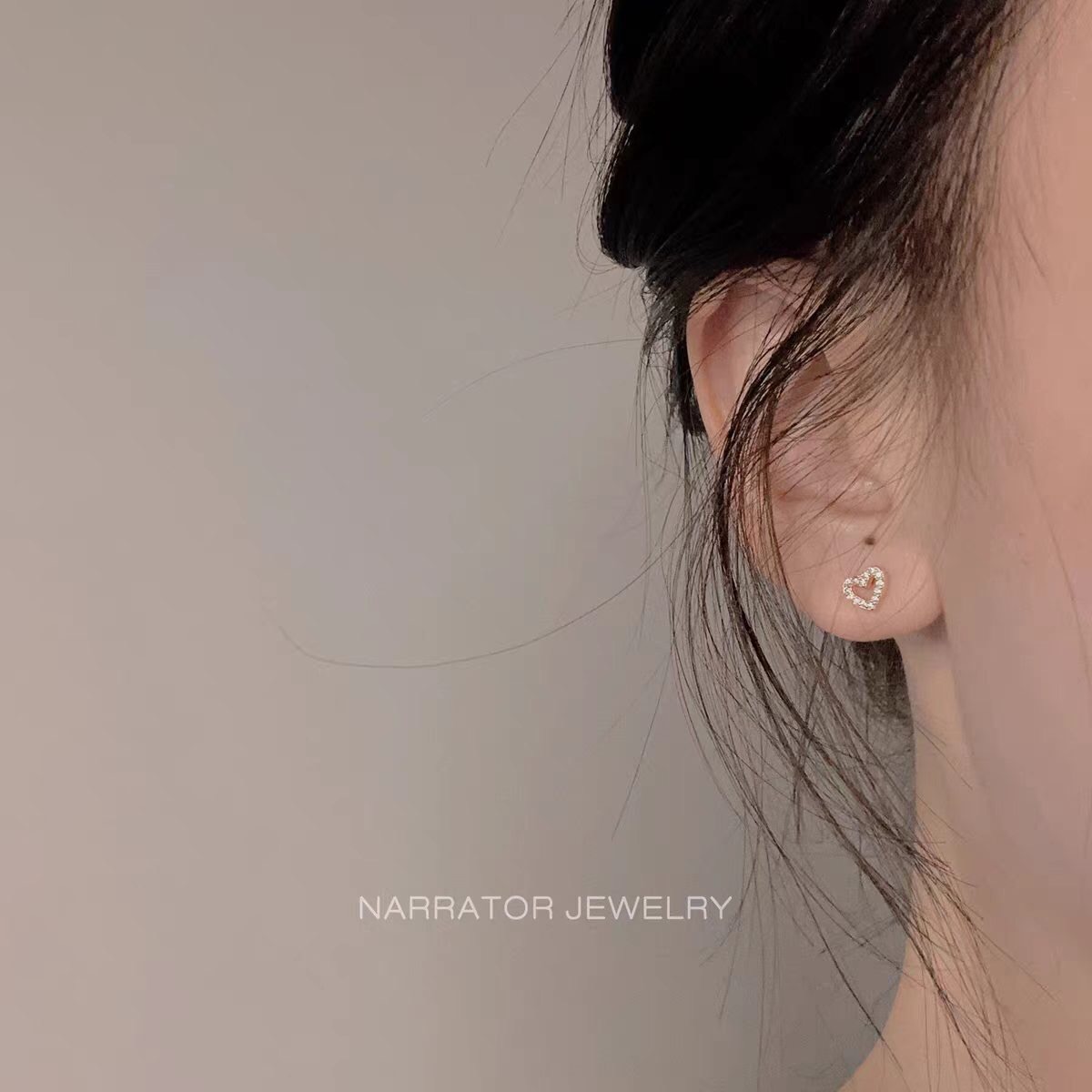 【Tiffany*帝芙尼最新款🆕🆕金色满钻镂空爱心耳钉】一致官网黄铜材质，非常的上镜‼️设计很特别值得入