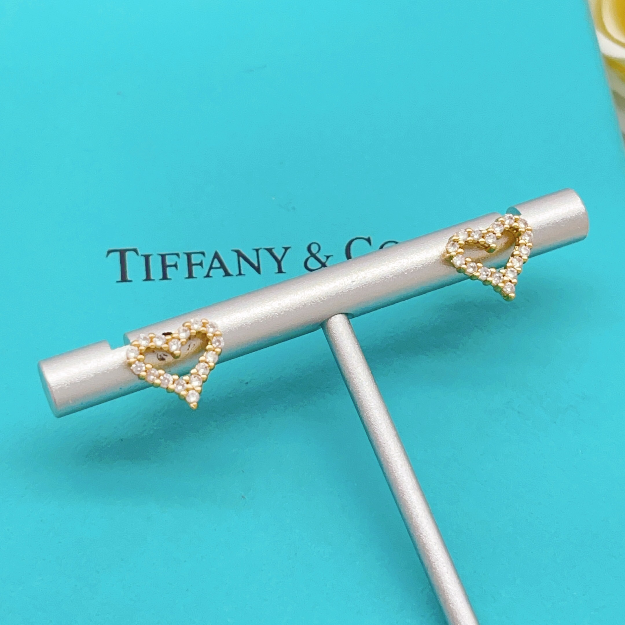 【Tiffany*帝芙尼最新款🆕🆕金色满钻镂空爱心耳钉】一致官网黄铜材质，非常的上镜‼️设计很特别值得入