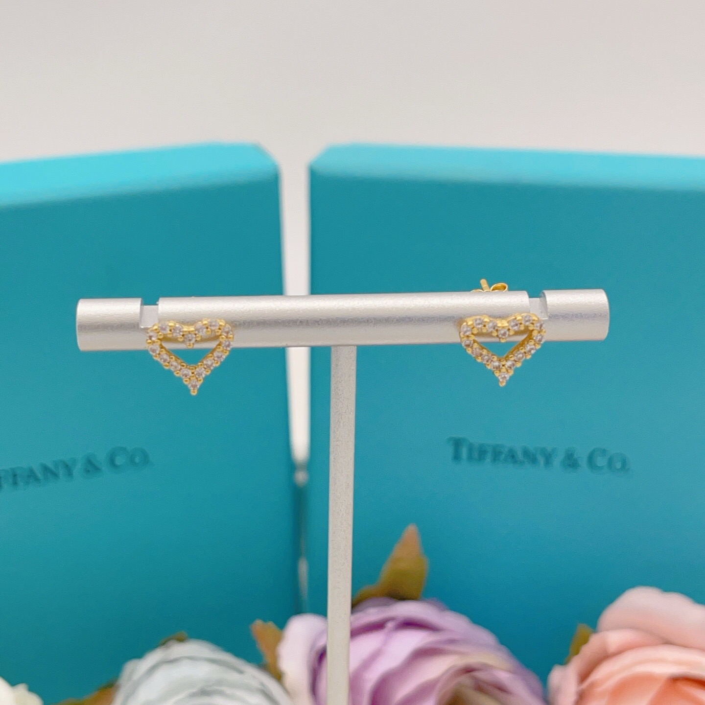 【Tiffany*帝芙尼最新款🆕🆕金色满钻镂空爱心耳钉】一致官网黄铜材质，非常的上镜‼️设计很特别值得入