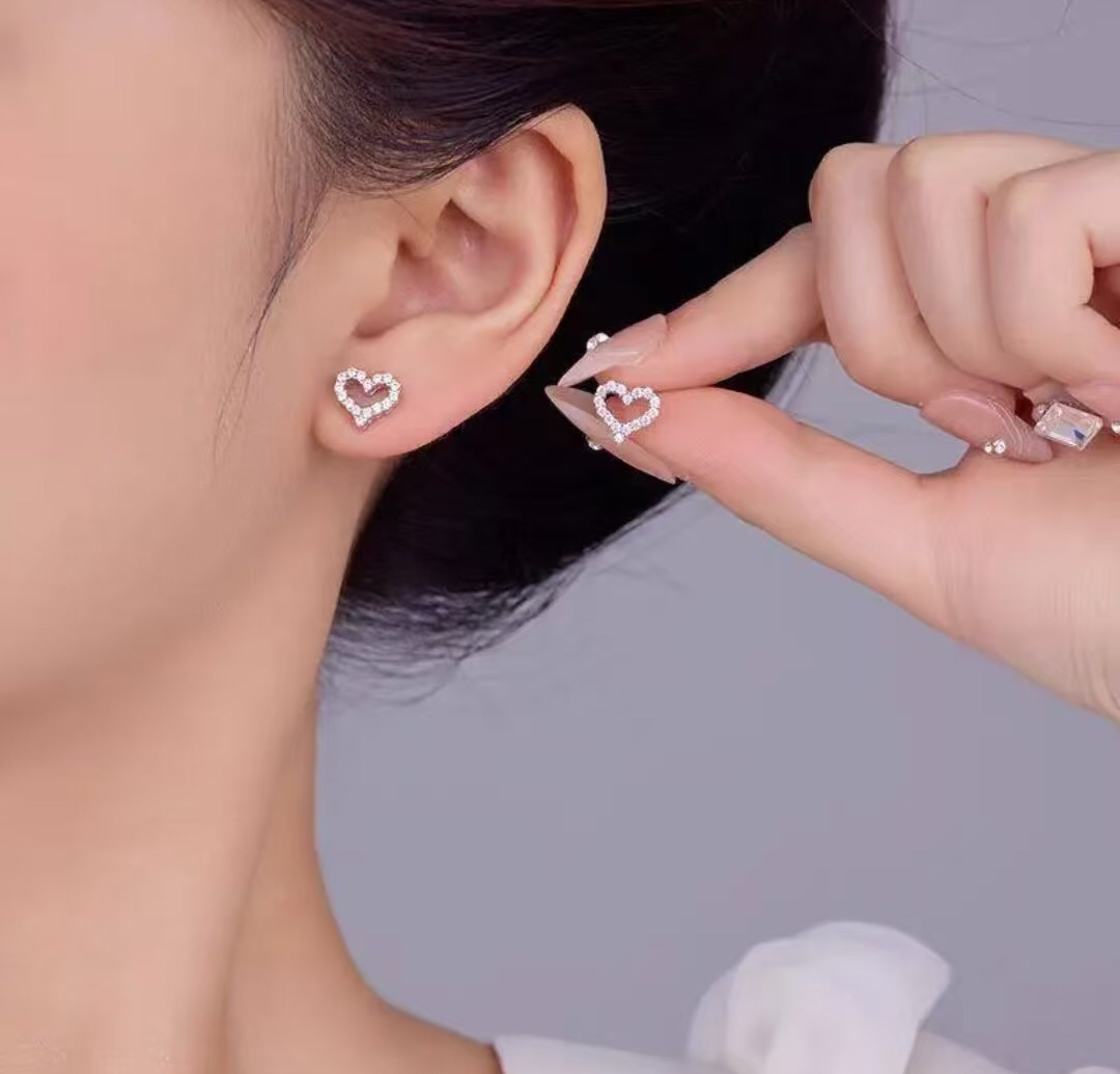 【Tiffany*帝芙尼最新款🆕🆕金色满钻镂空爱心耳钉】一致官网黄铜材质，非常的上镜‼️设计很特别值得入