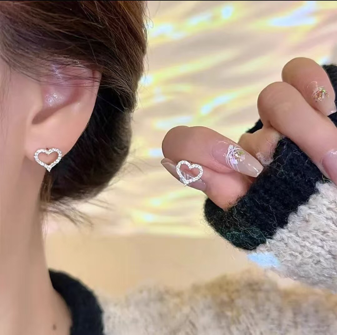 【Tiffany*帝芙尼最新款🆕🆕金色满钻镂空爱心耳钉】一致官网黄铜材质，非常的上镜‼️设计很特别值得入