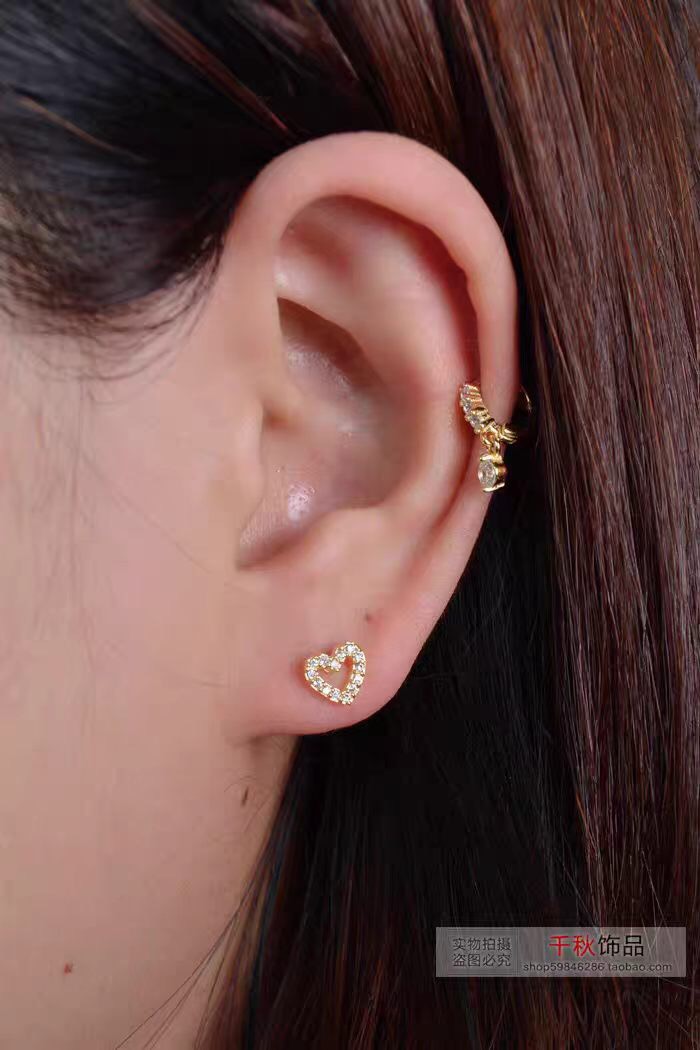 【Tiffany*帝芙尼最新款🆕🆕金色满钻镂空爱心耳钉】一致官网黄铜材质，非常的上镜‼️设计很特别值得入