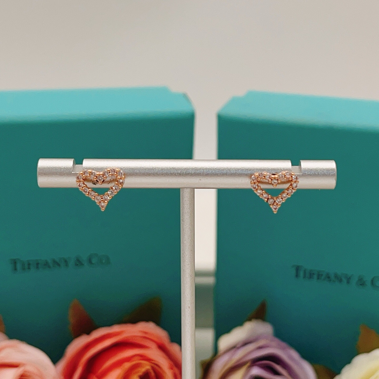 【Tiffany*帝芙尼最新款🆕🆕玫瑰金满钻镂空爱心耳钉】一致官网黄铜材质，非常的上镜‼️设计很特别值得