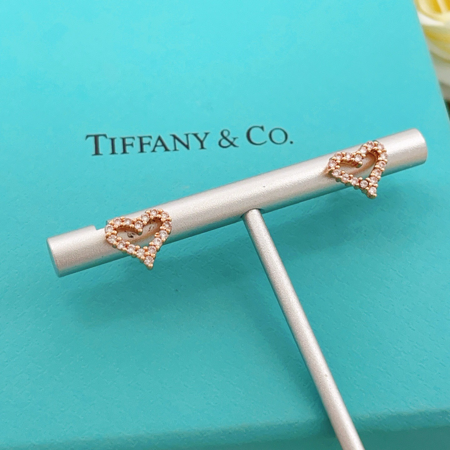 【Tiffany*帝芙尼最新款🆕🆕玫瑰金满钻镂空爱心耳钉】一致官网黄铜材质，非常的上镜‼️设计很特别值得