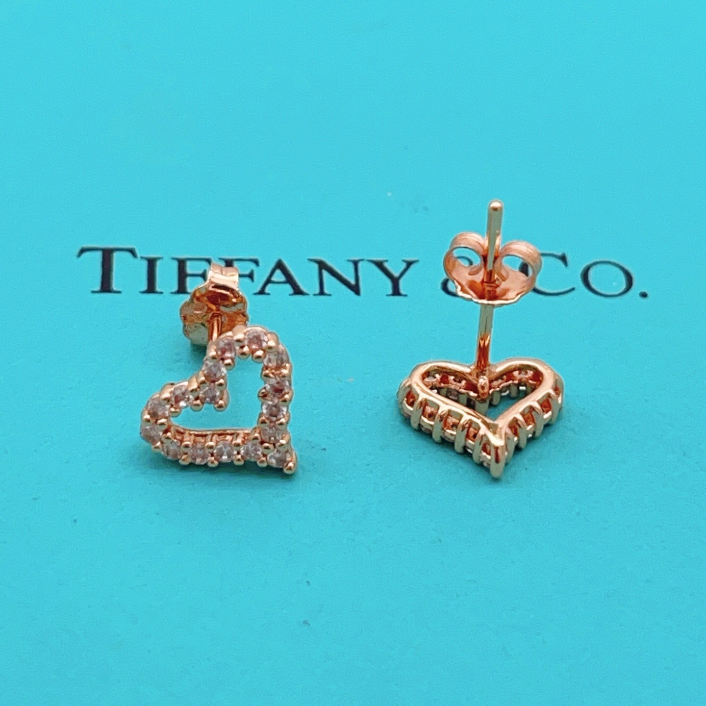 【Tiffany*帝芙尼最新款🆕🆕玫瑰金满钻镂空爱心耳钉】一致官网黄铜材质，非常的上镜‼️设计很特别值得