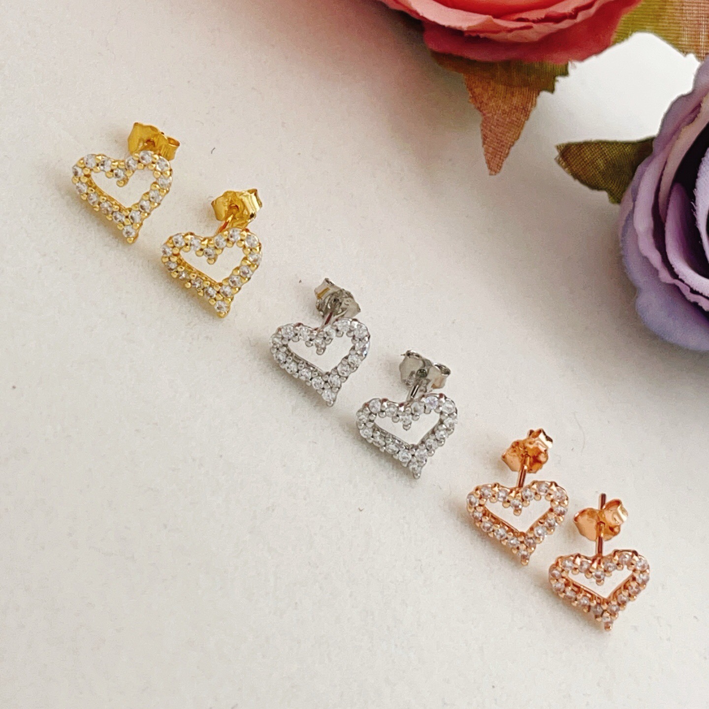 【Tiffany*帝芙尼最新款🆕🆕玫瑰金满钻镂空爱心耳钉】一致官网黄铜材质，非常的上镜‼️设计很特别值得