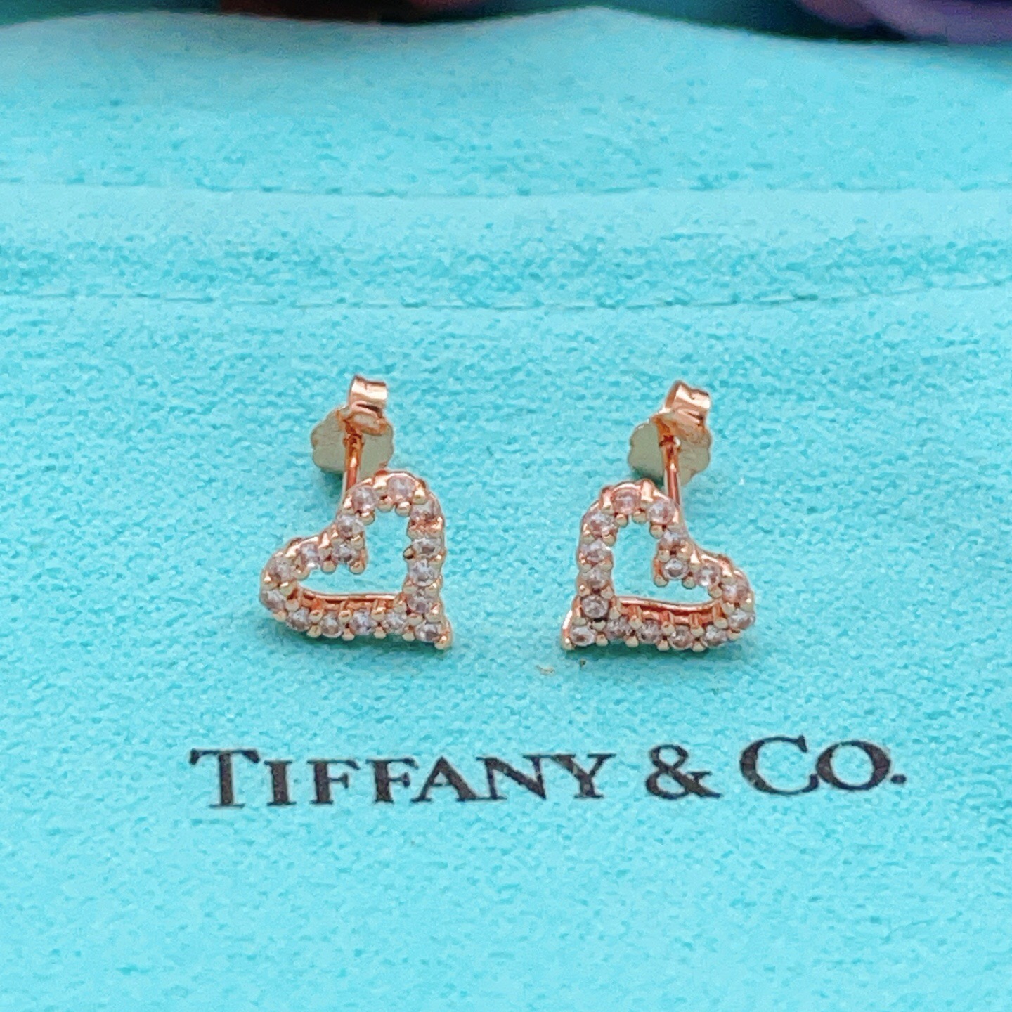 【Tiffany*帝芙尼最新款🆕🆕玫瑰金满钻镂空爱心耳钉】一致官网黄铜材质，非常的上镜‼️设计很特别值得