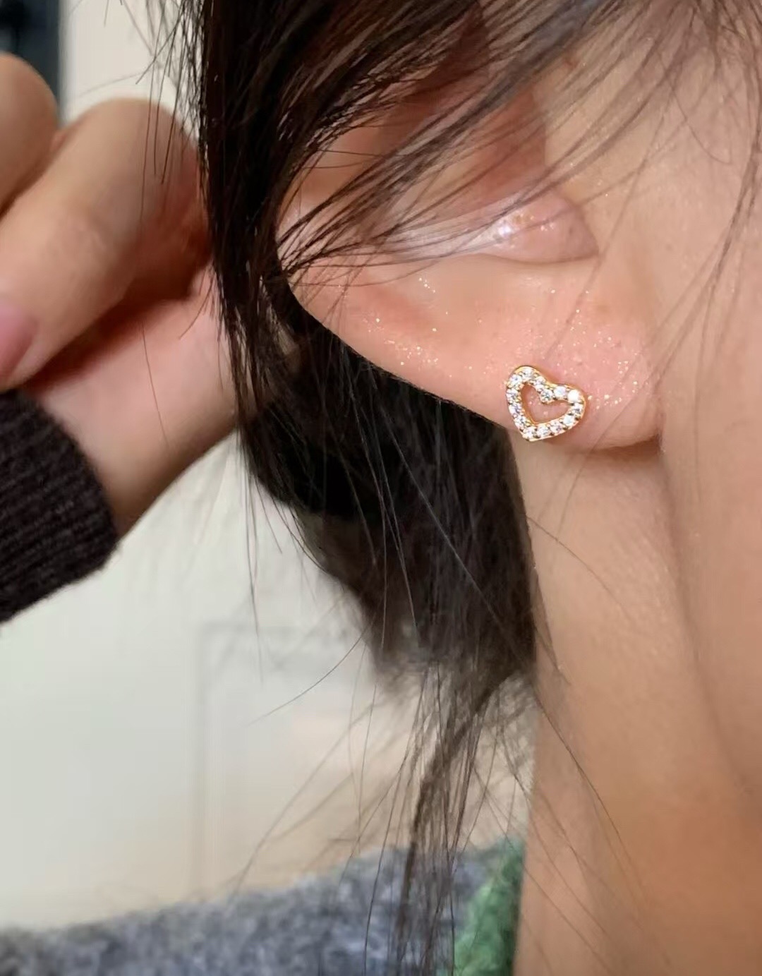 【Tiffany*帝芙尼最新款🆕🆕玫瑰金满钻镂空爱心耳钉】一致官网黄铜材质，非常的上镜‼️设计很特别值得