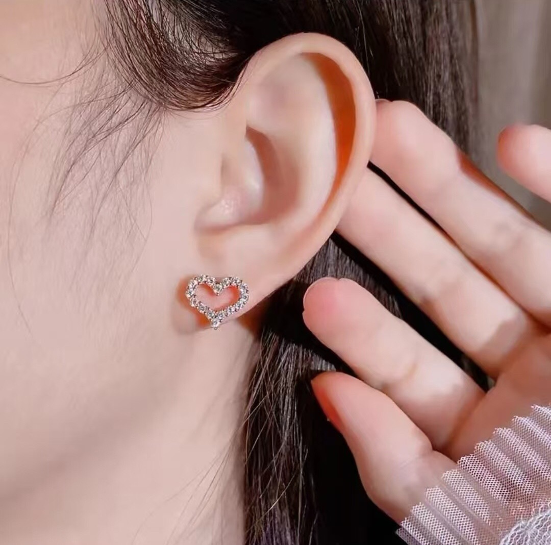 【Tiffany*帝芙尼最新款🆕🆕玫瑰金满钻镂空爱心耳钉】一致官网黄铜材质，非常的上镜‼️设计很特别值得