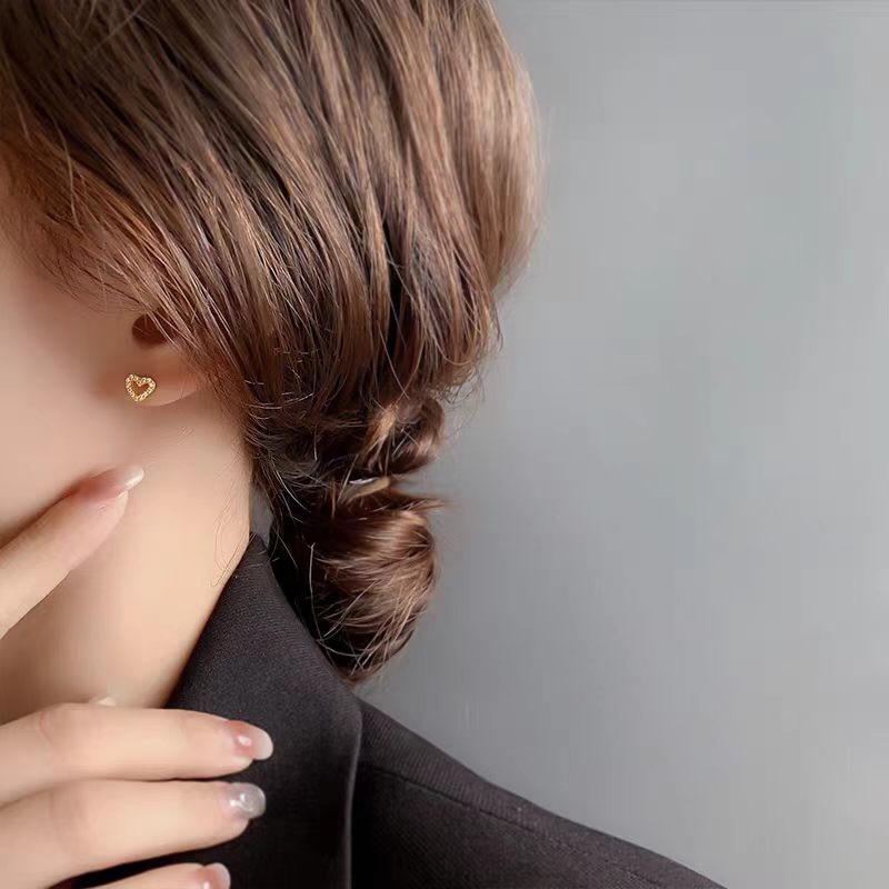 【Tiffany*帝芙尼最新款🆕🆕玫瑰金满钻镂空爱心耳钉】一致官网黄铜材质，非常的上镜‼️设计很特别值得