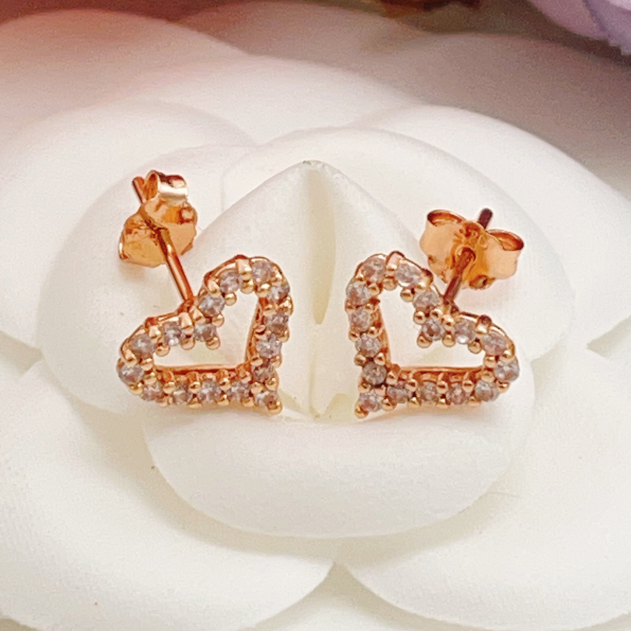 【Tiffany*帝芙尼最新款🆕🆕玫瑰金满钻镂空爱心耳钉】一致官网黄铜材质，非常的上镜‼️设计很特别值得