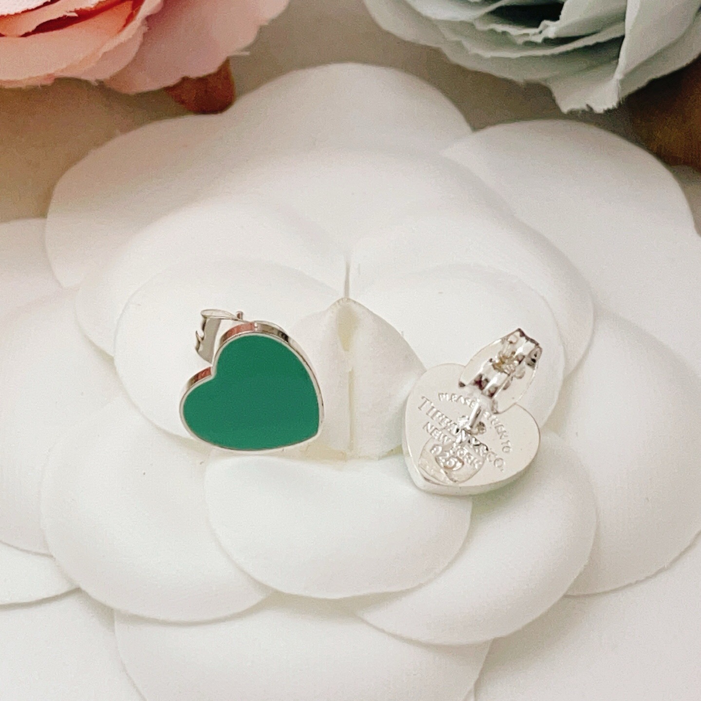 【Tiffany*帝芙尼最新款🆕🆕银色蓝爱心耳钉】一致官网黄铜材质，非常的上镜‼️设计很特别值得入手。高