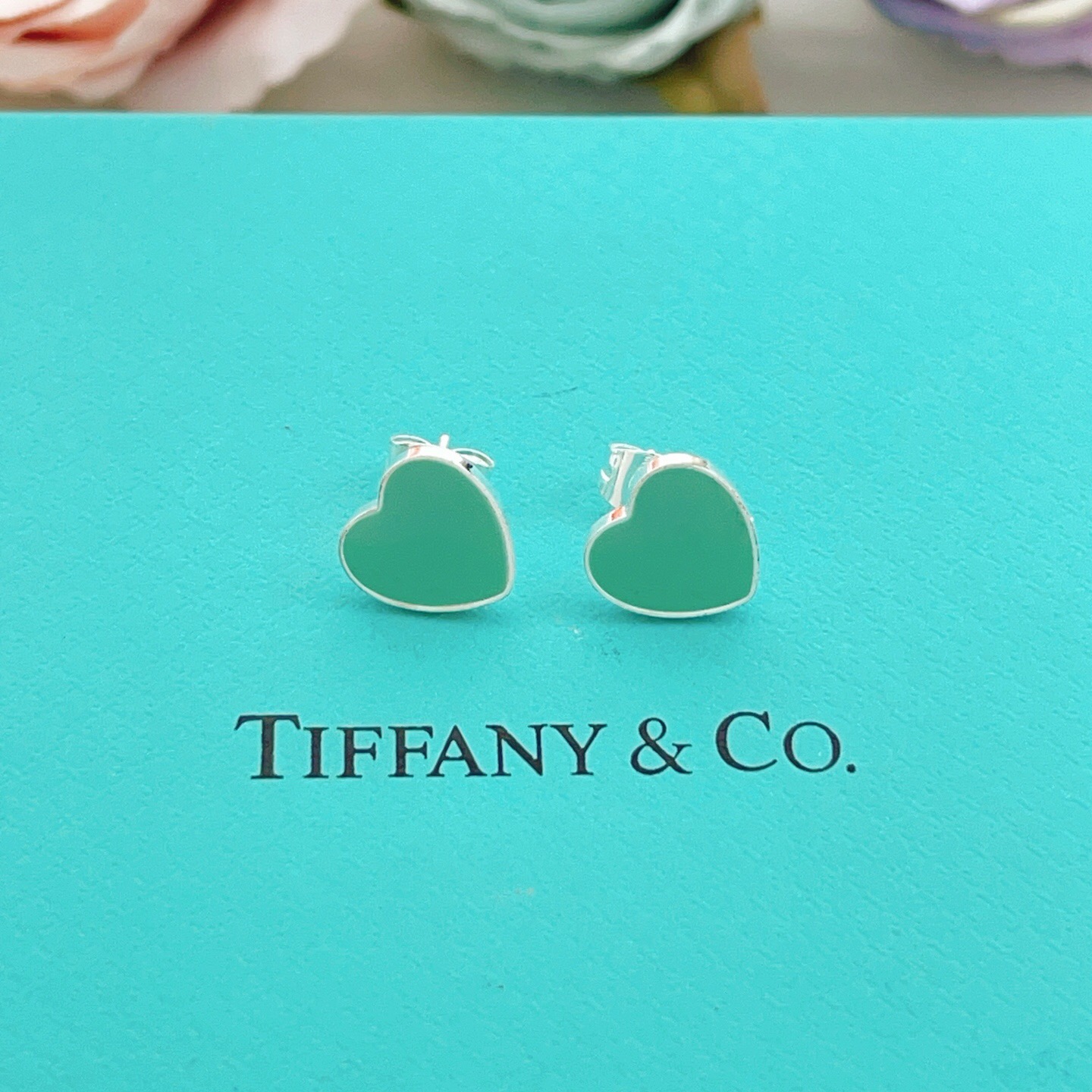 【Tiffany*帝芙尼最新款🆕🆕银色蓝爱心耳钉】一致官网黄铜材质，非常的上镜‼️设计很特别值得入手。高