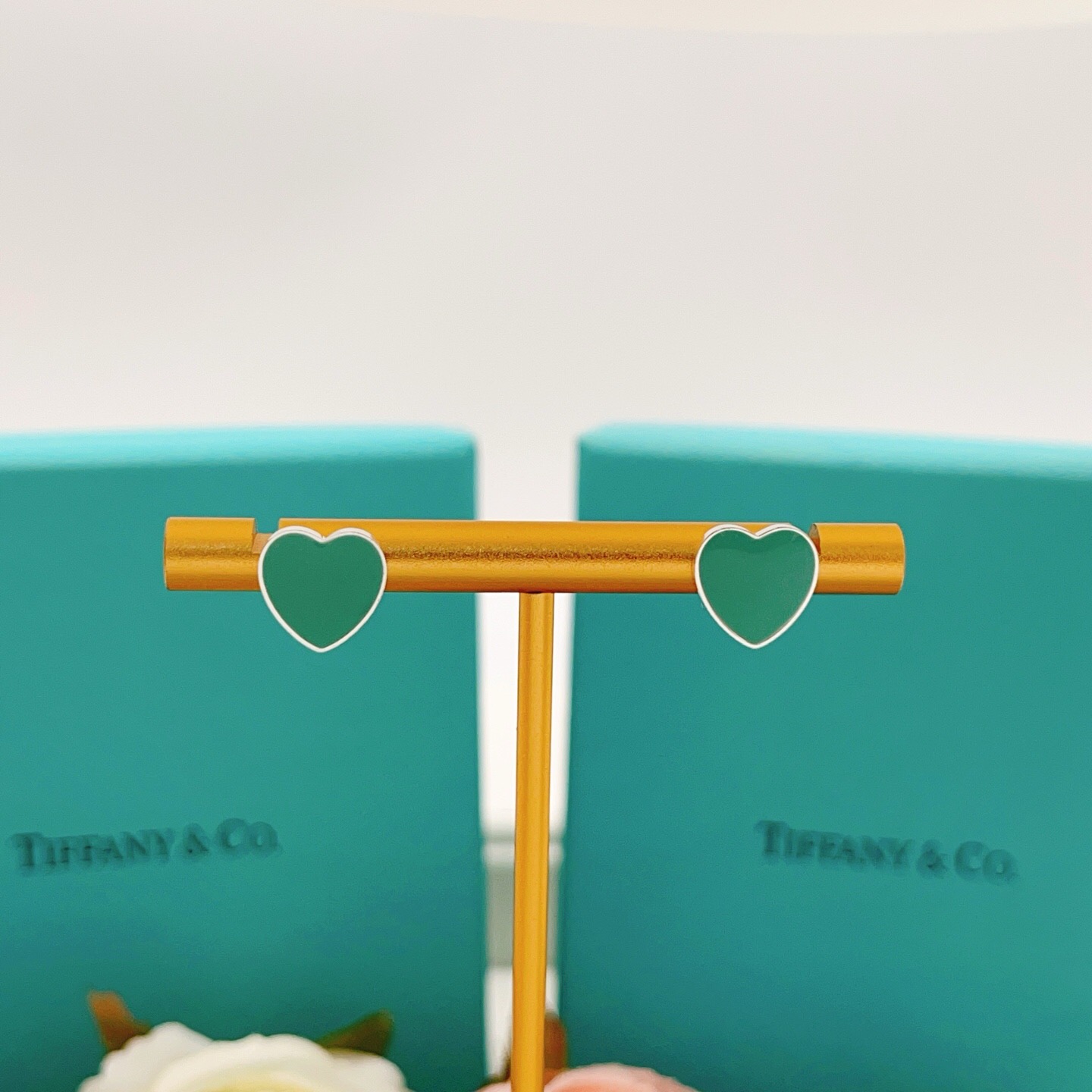 【Tiffany*帝芙尼最新款🆕🆕银色蓝爱心耳钉】一致官网黄铜材质，非常的上镜‼️设计很特别值得入手。高