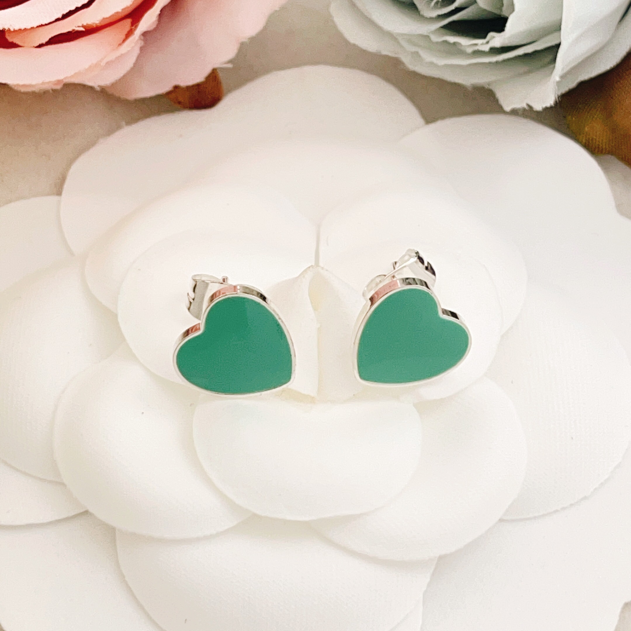 【Tiffany*帝芙尼最新款🆕🆕银色蓝爱心耳钉】一致官网黄铜材质，非常的上镜‼️设计很特别值得入手。高