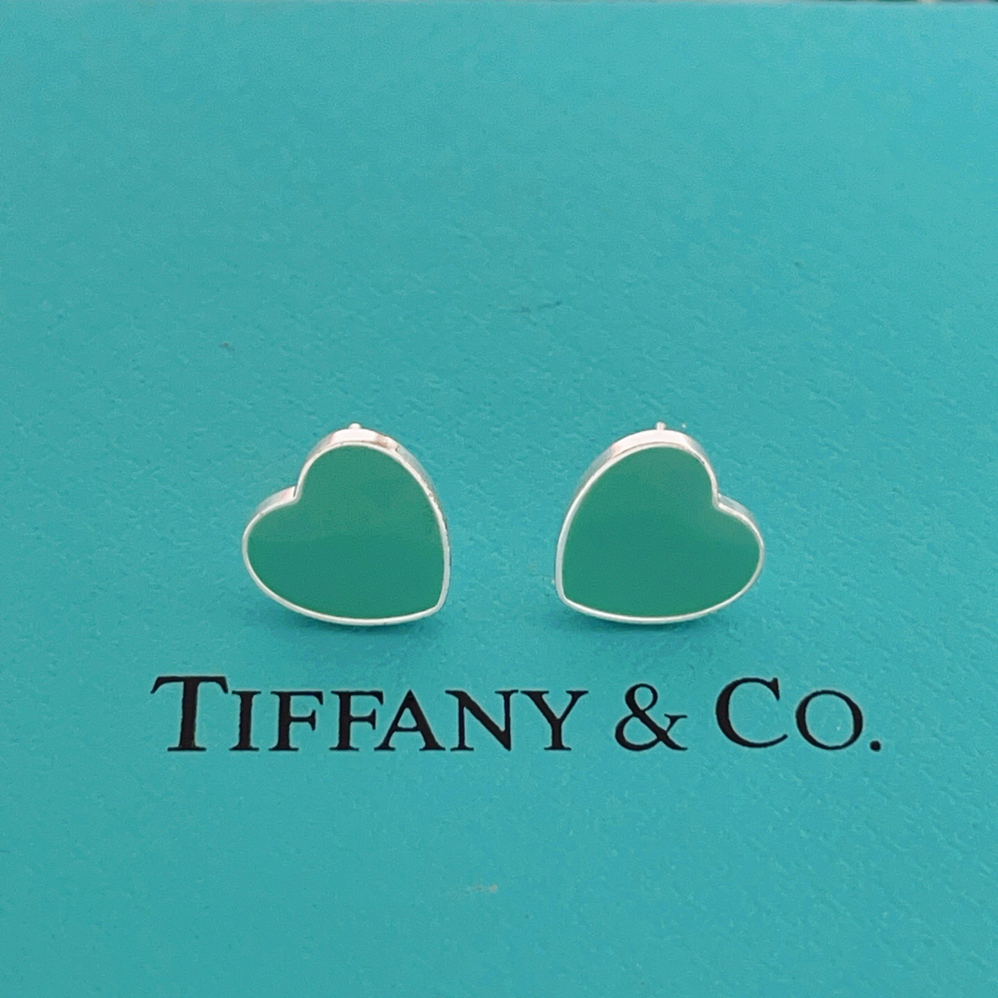 【Tiffany*帝芙尼最新款🆕🆕银色蓝爱心耳钉】一致官网黄铜材质，非常的上镜‼️设计很特别值得入手。高