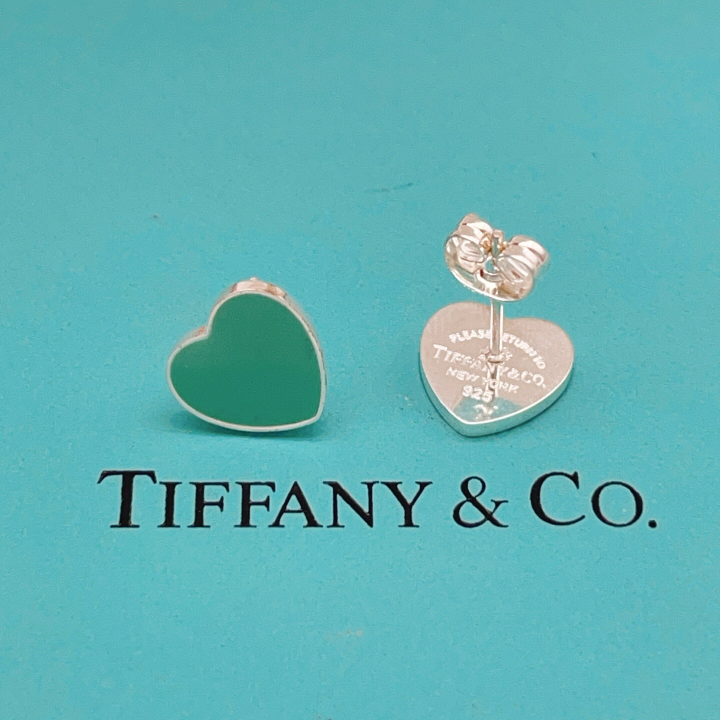 【Tiffany*帝芙尼最新款🆕🆕银色蓝爱心耳钉】一致官网黄铜材质，非常的上镜‼️设计很特别值得入手。高