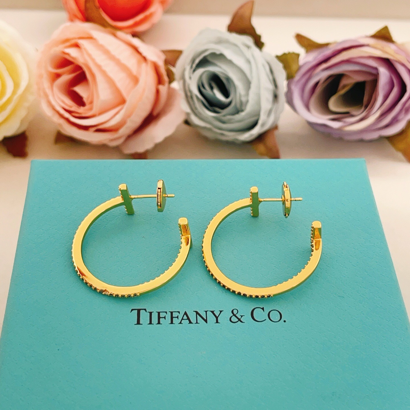 【Tiffany*帝芙尼最新款🆕🆕玫瑰金满钻半圆笑脸耳钉】一致官网黄铜材质，非常的上镜‼️设计很特别值得