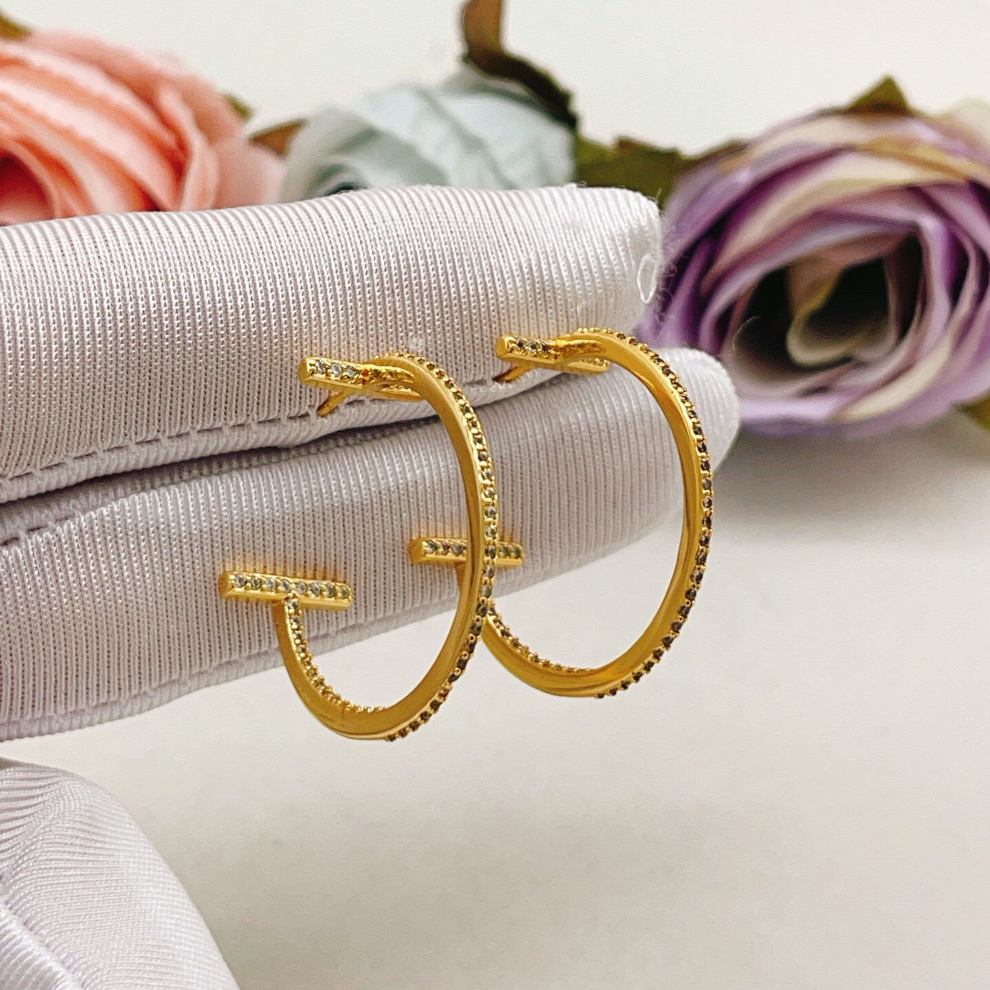 【Tiffany*帝芙尼最新款🆕🆕玫瑰金满钻半圆笑脸耳钉】一致官网黄铜材质，非常的上镜‼️设计很特别值得