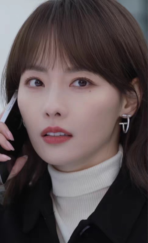 【Tiffany*帝芙尼最新款🆕🆕玫瑰金满钻半圆笑脸耳钉】一致官网黄铜材质，非常的上镜‼️设计很特别值得
