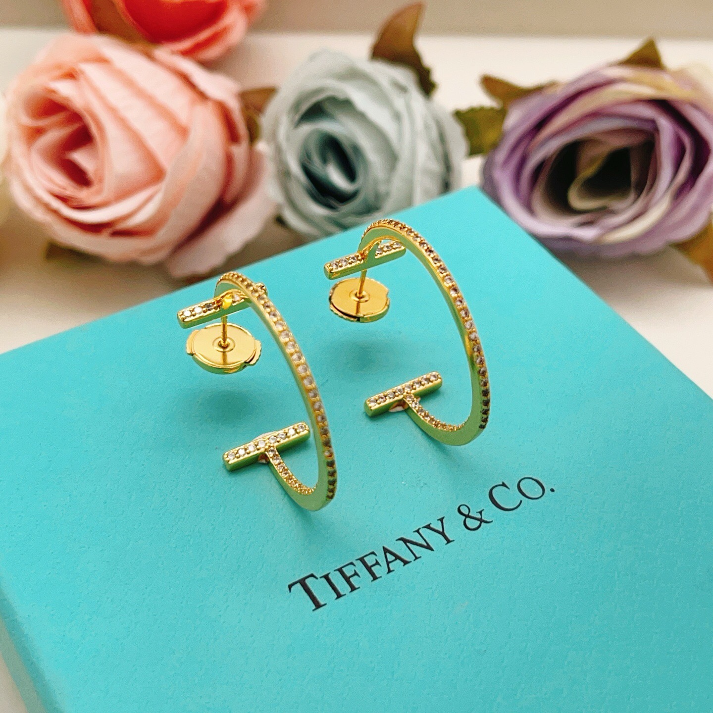 【Tiffany*帝芙尼最新款🆕🆕玫瑰金满钻半圆笑脸耳钉】一致官网黄铜材质，非常的上镜‼️设计很特别值得