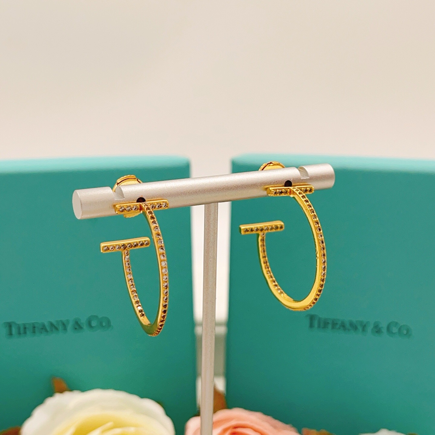 【Tiffany*帝芙尼最新款🆕🆕玫瑰金满钻半圆笑脸耳钉】一致官网黄铜材质，非常的上镜‼️设计很特别值得