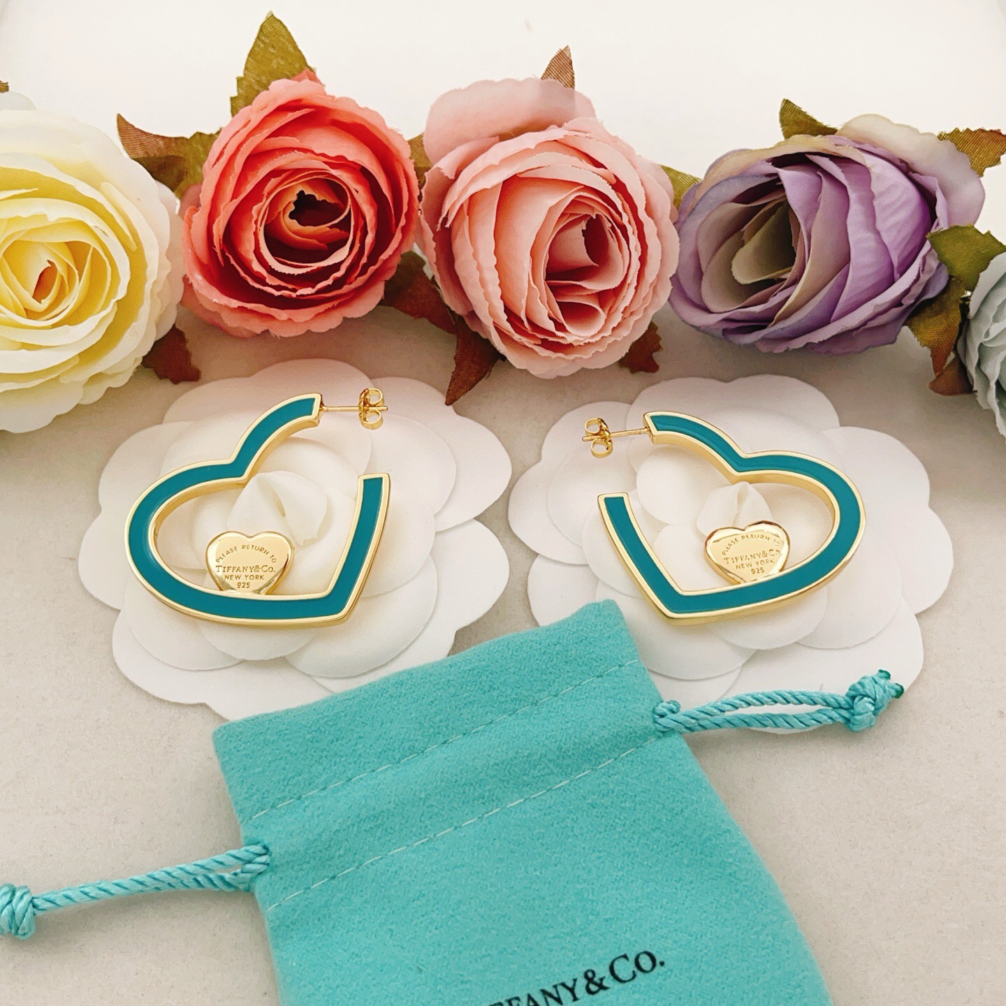 【Tiffany*帝芙尼最新款🆕🆕金色绿爱心双爱耳钉】一致官网黄铜材质，非常的上镜‼️设计很特别值得入手