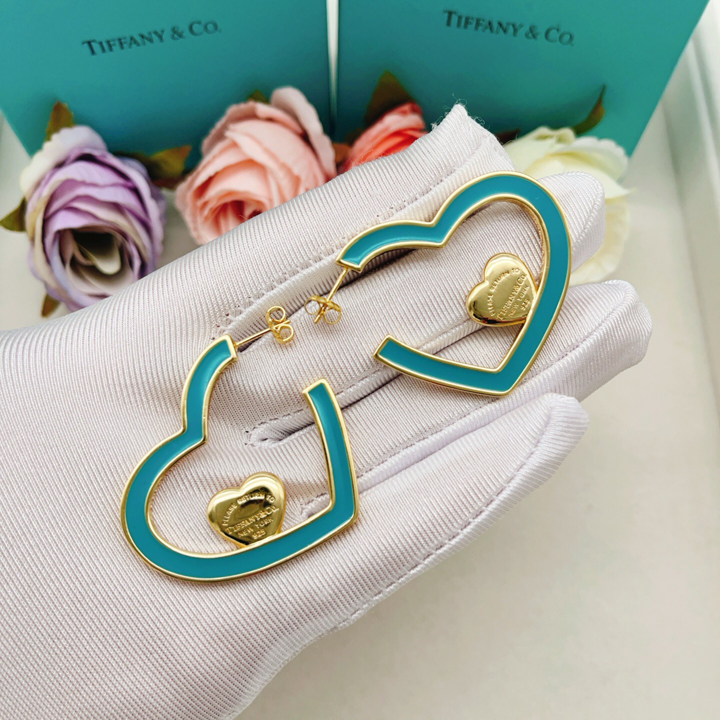 【Tiffany*帝芙尼最新款🆕🆕金色绿爱心双爱耳钉】一致官网黄铜材质，非常的上镜‼️设计很特别值得入手