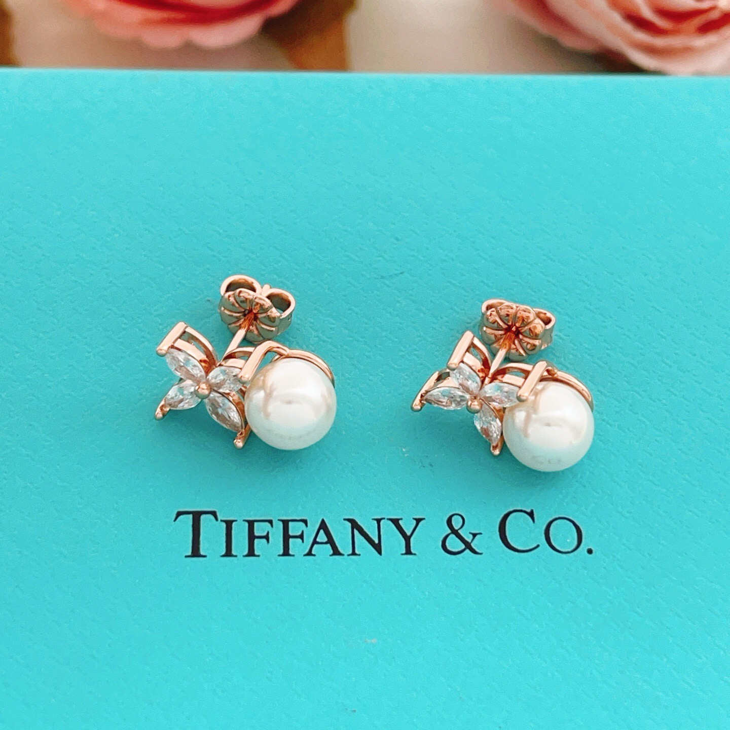 【Tiffany*帝芙尼最新款🆕🆕玫瑰金蝴蝶珍珠耳钉】一致官网黄铜材质，非常的上镜‼️设计很特别值得入手