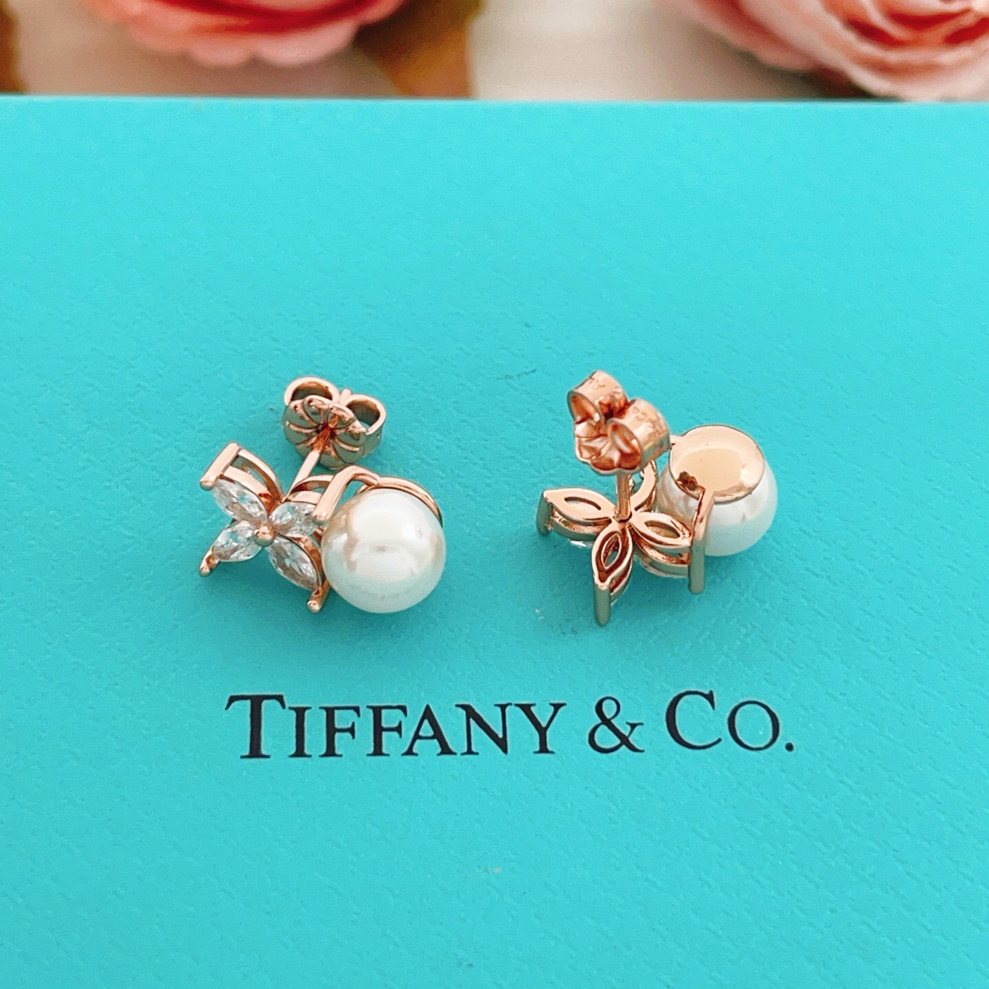 【Tiffany*帝芙尼最新款🆕🆕玫瑰金蝴蝶珍珠耳钉】一致官网黄铜材质，非常的上镜‼️设计很特别值得入手