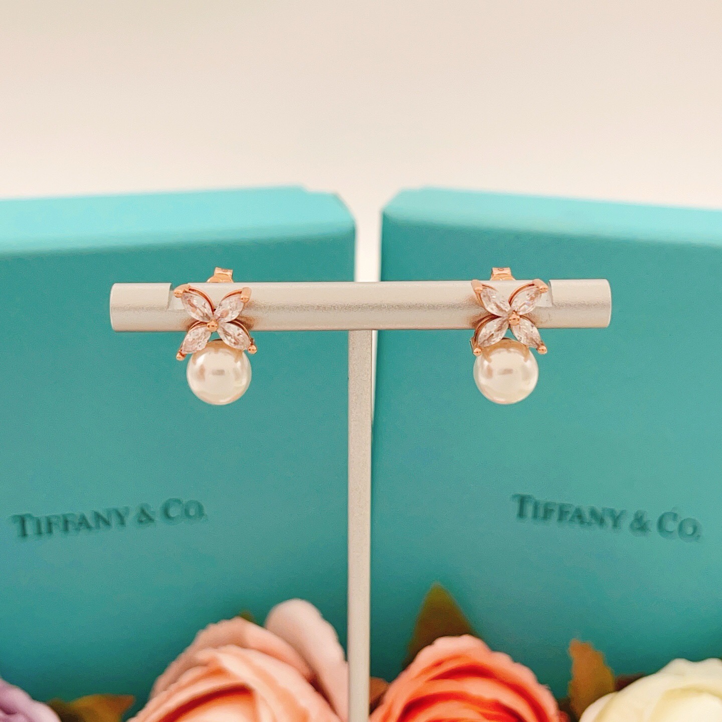 【Tiffany*帝芙尼最新款🆕🆕玫瑰金蝴蝶珍珠耳钉】一致官网黄铜材质，非常的上镜‼️设计很特别值得入手