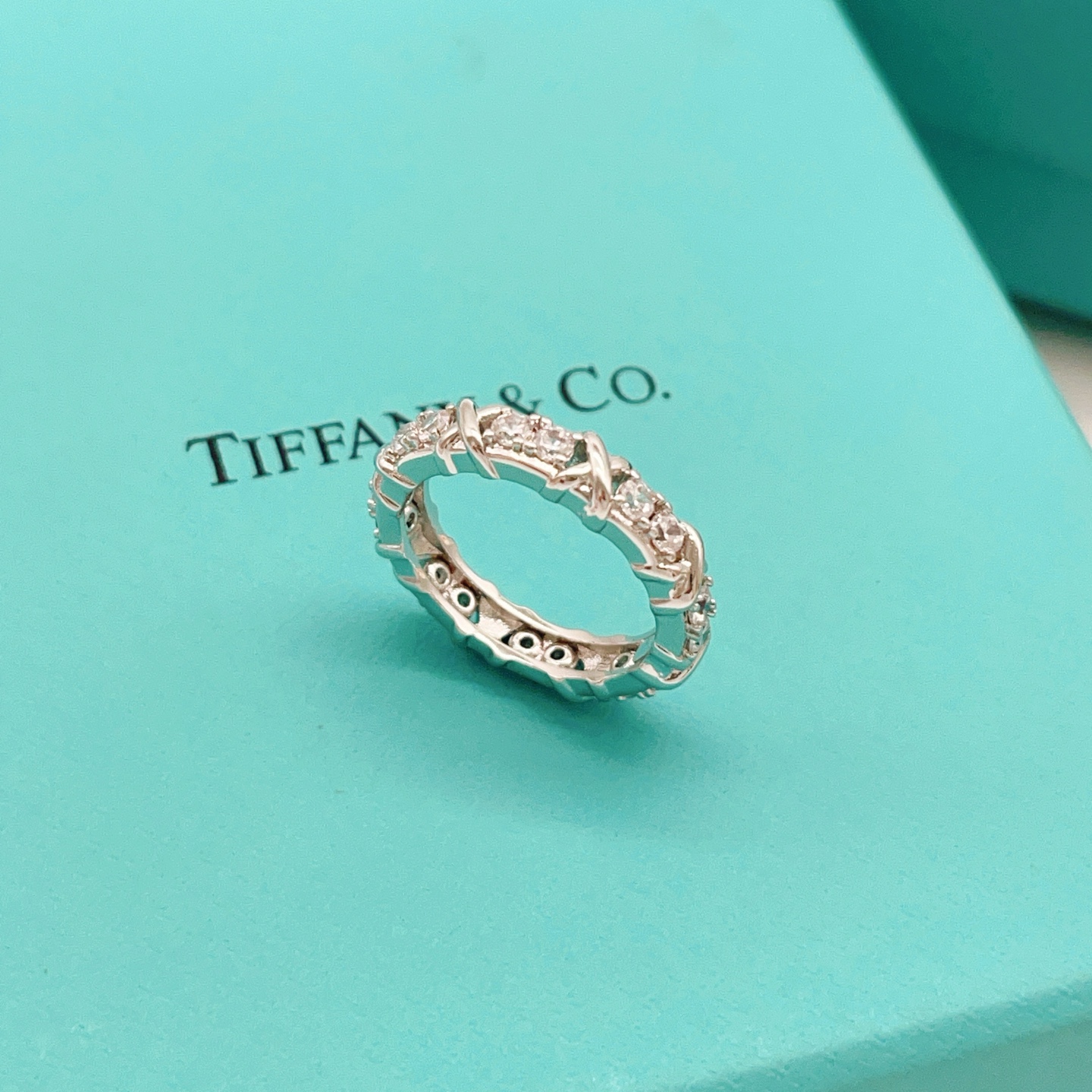 尺寸码数:6.7.8码【Tiffany*帝芙尼最新款🆕🆕银色白镶钻X符号戒指】一致官网黄铜材质，非常的上