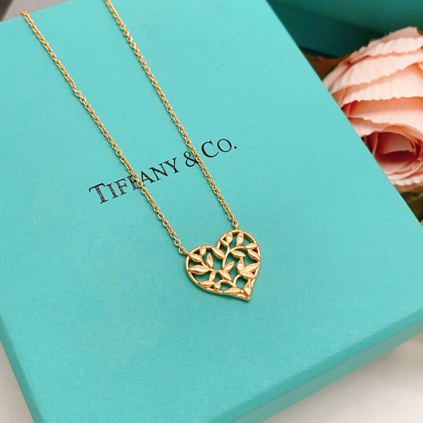 【Tiffany*帝芙尼最新款🆕🆕玫瑰金光面爱心项链】一致官网黄铜材质，非常的上镜‼️设计很特别值得入手
