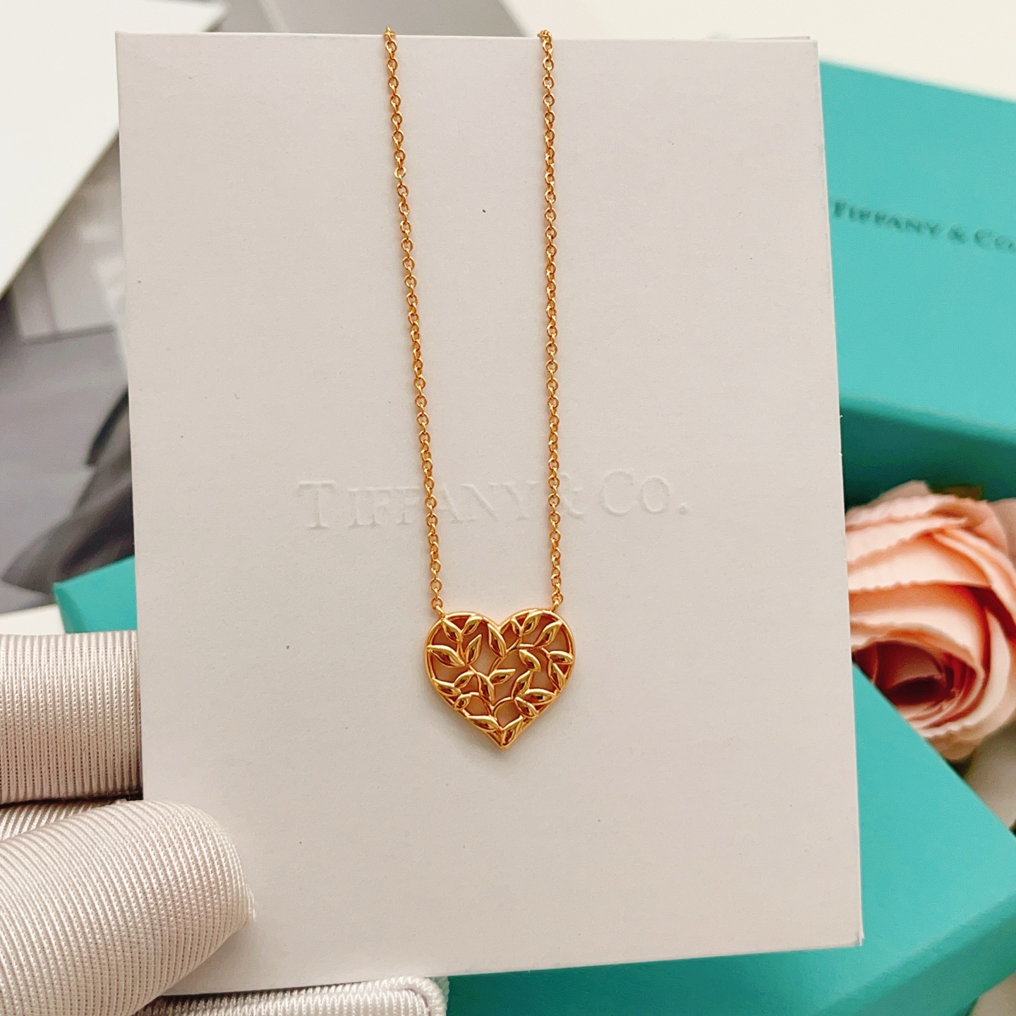 【Tiffany*帝芙尼最新款🆕🆕玫瑰金光面爱心项链】一致官网黄铜材质，非常的上镜‼️设计很特别值得入手
