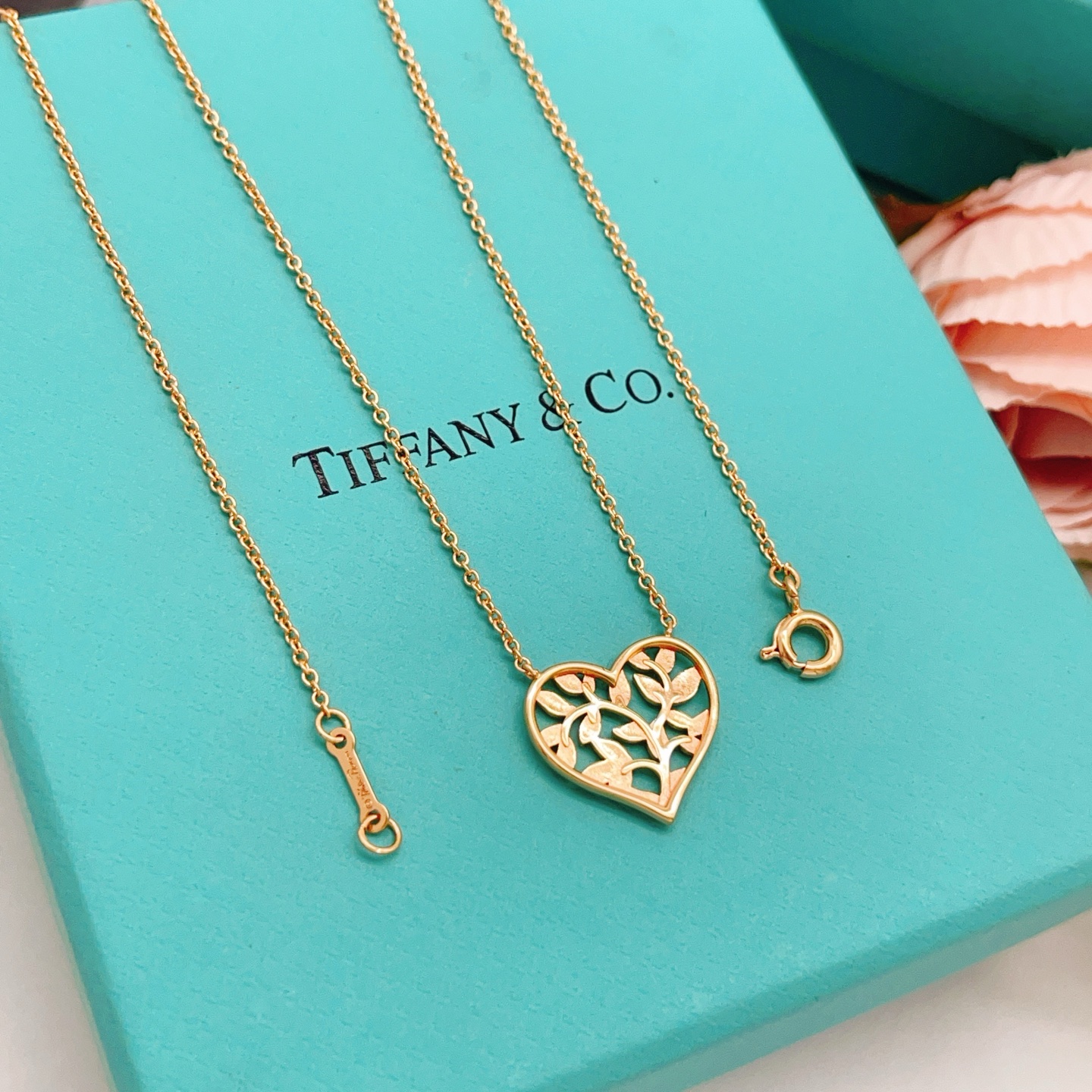 【Tiffany*帝芙尼最新款🆕🆕玫瑰金光面爱心项链】一致官网黄铜材质，非常的上镜‼️设计很特别值得入手