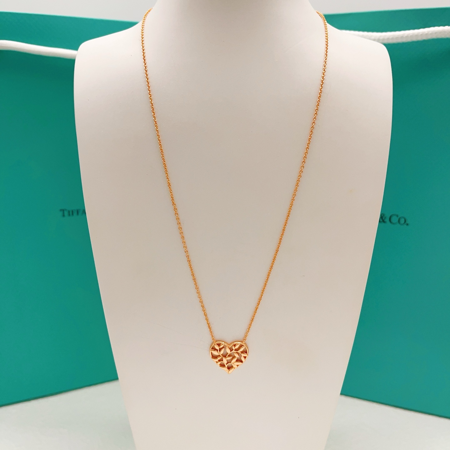 【Tiffany*帝芙尼最新款🆕🆕玫瑰金光面爱心项链】一致官网黄铜材质，非常的上镜‼️设计很特别值得入手