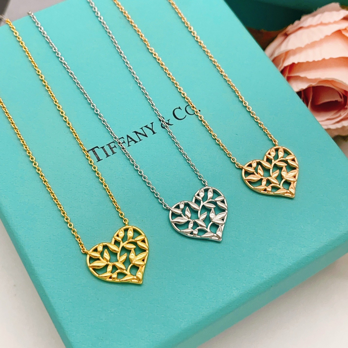 【Tiffany*帝芙尼最新款🆕🆕银色光面爱心项链】一致官网黄铜材质，非常的上镜‼️设计很特别值得入手。