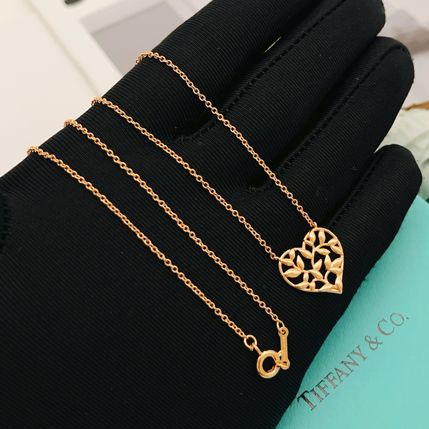 【Tiffany*帝芙尼最新款🆕🆕玫瑰金光面爱心项链】一致官网黄铜材质，非常的上镜‼️设计很特别值得入手